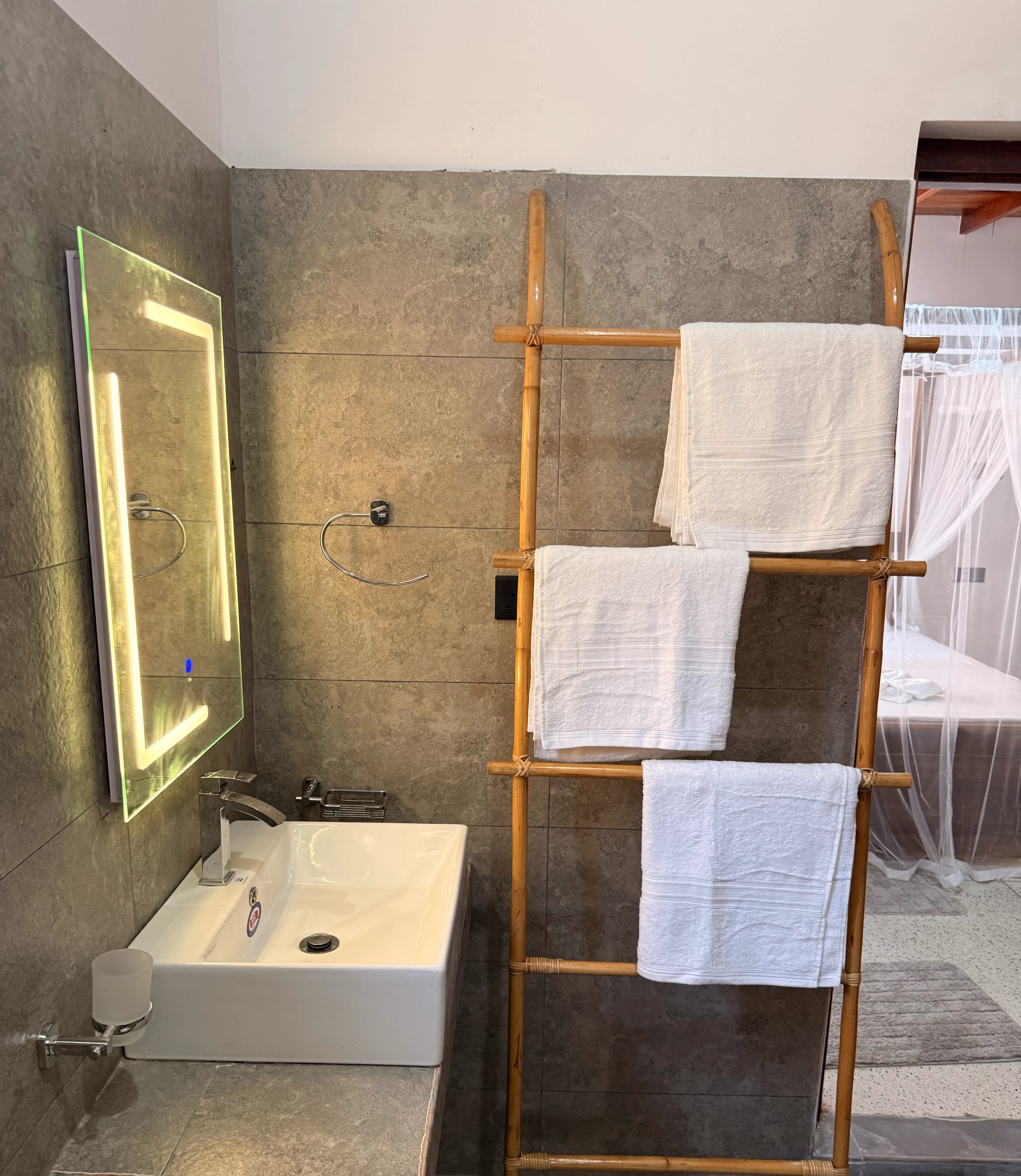 Karutha Colomban image 2